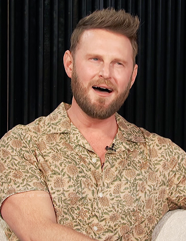 Bobby Berk’s beige floral print shirt on E! News