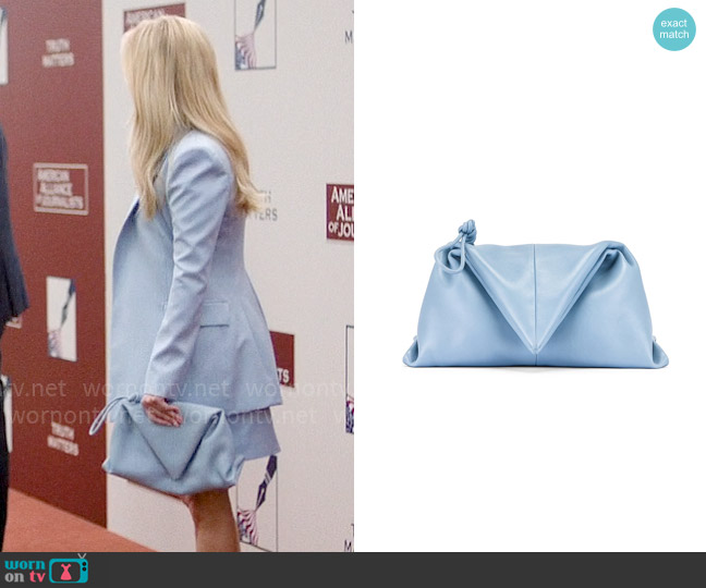 Bottega Veneta The Trine Clutch in Ice & Gold worn by Bradley Jackson (Reese Witherspoon) on The Morning Show