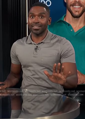 Justin’s gray polo on E! News