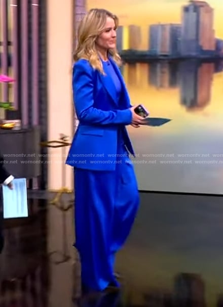 Sara’s blue satin suit on The View