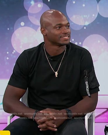 Adrian Peterson’s black sleeve pocket tee on Access Hollywood