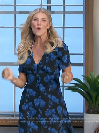 Amanda’s blue floral print dress on The Talk