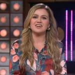 Kelly Clarkson’s floral print blouse on Kelly Clarkson Show