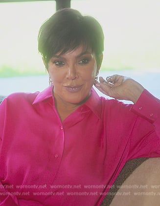 Kris’s gold link earrings on The Kardashians