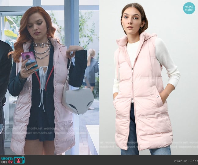 Lefties Long Puffer Gilet worn by Chloe (Mirela Balic) on Elite
