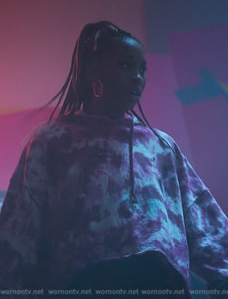 Rocío’s pink tie dye sweatshirt on Elite