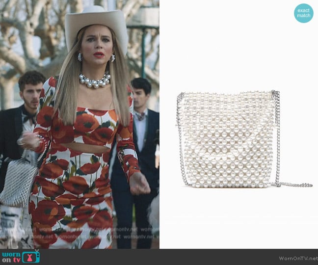 Zara Pearl Bead Mini Bucket Bag worn by (Luz Cirpriota) on Elite