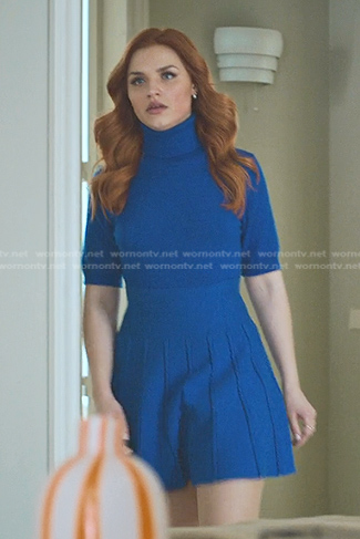 Chloe’s blue short sleeve turtleneck and knit mini skirt on Elite