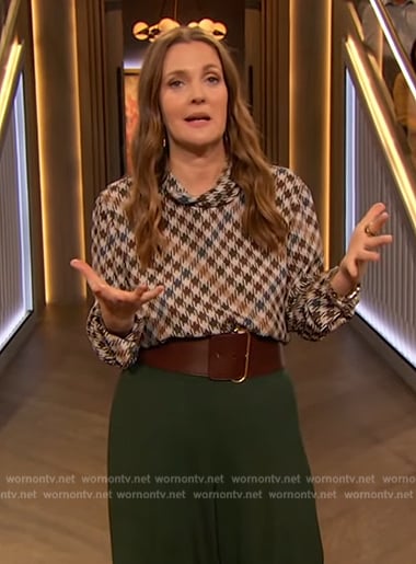 Drew’s houndstooth print blouse and pants on The Drew Barrymore Show