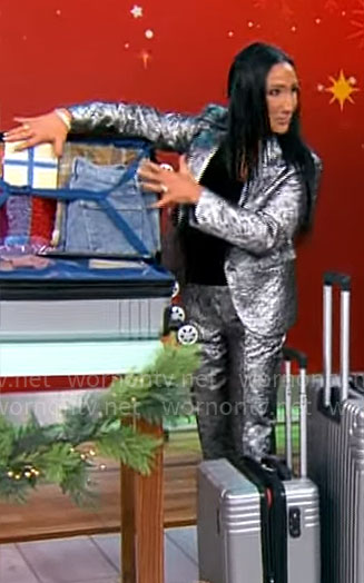 Elizabeth Werner’s metallic crinkled suit on CBS Mornings
