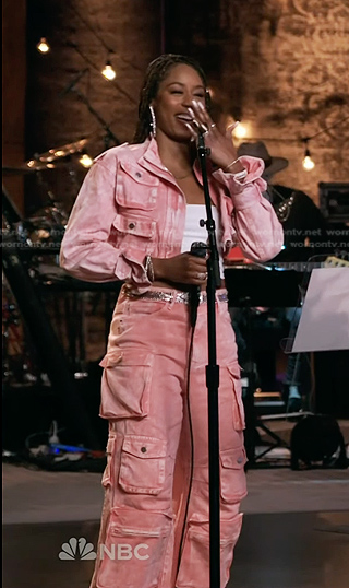 Kara Tenae’s pink cropped denim jacket and cargo pants on The Voice