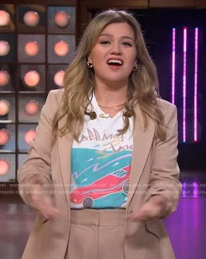 Kelly’s white printed tee on The Kelly Clarkson Show