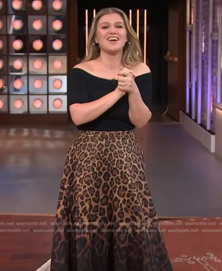 Kelly’s leopard print skirt on The Kelly Clarkson Show