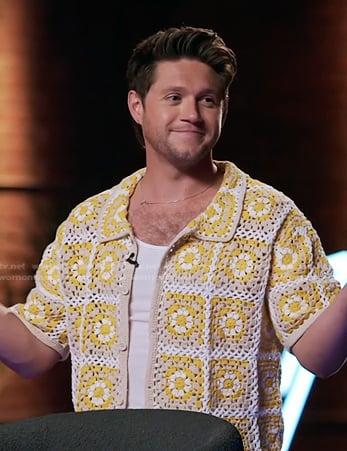 Niall Horan’s yellow and beige crochet shirt on The Voice