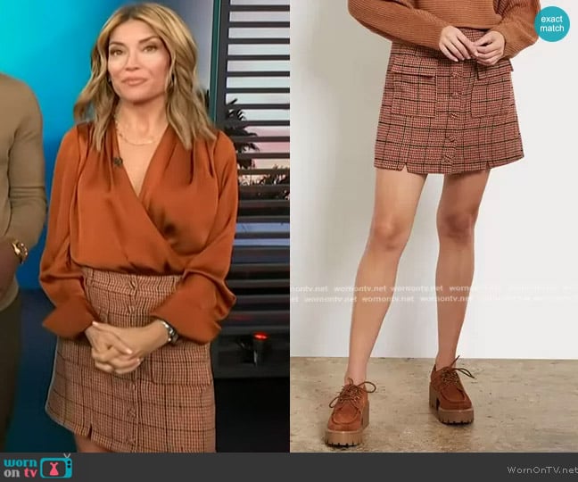 Sam Edelman Cara Skirt worn by Kit Hoover on Access Hollywood