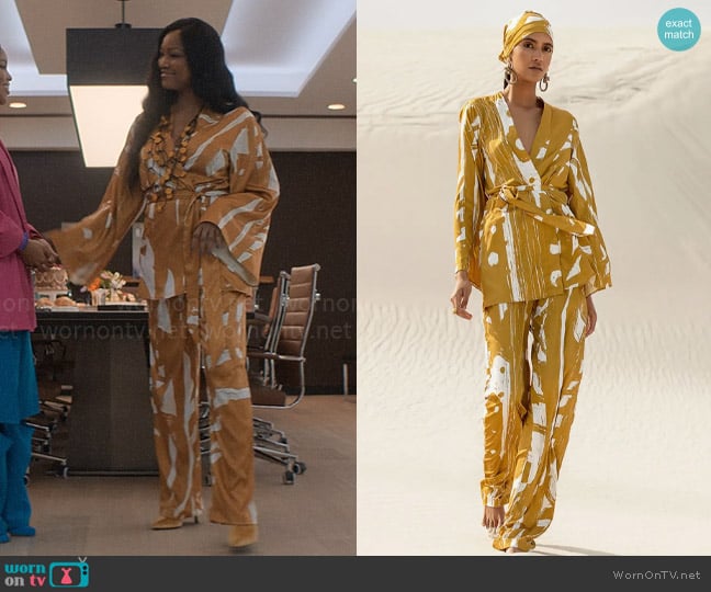 Diarrablu Gold Suto Lightweight Wrap Jacket worn by Diana Gordon (Garcelle Beauvais) on The Other Black Girl