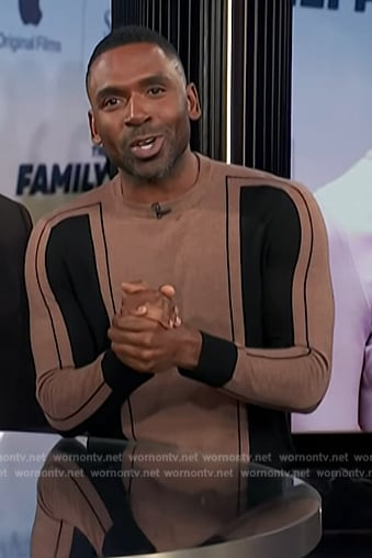 Justin’s beige colorblock sweater on E! News