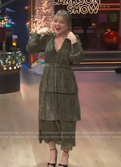 Kelly’s metallic belted dress on The Kelly Clarkson Show