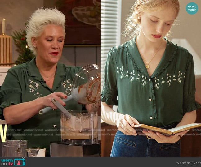 Simple Retro Convallaria Floral Embroidered Green Puff Top worn by Anne Burrell on The Drew Barrymore Show