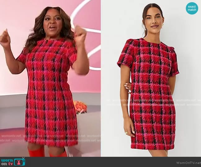 Ann Taylor Shimmer Houndstooth Tweed Shift Dress in Navy/Pink Multi worn by Sherri Shepherd on Sherri