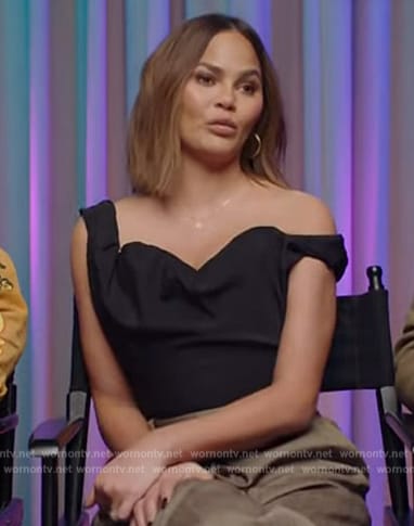Chrissy Teigen’s black top on E! News