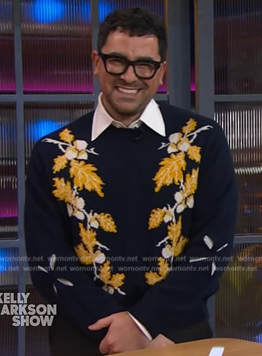 Dan Levy’s floral print sweater on The Kelly Clarkson Show