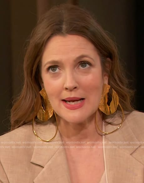 Drew’s gold textured earrings on The Drew Barrymore Show