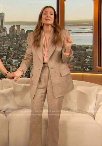 Drew’s beige marled blazer and pants on The Drew Barrymore Show