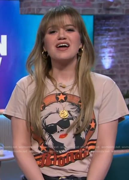 Kelly’s blondie graphic tee on The Kelly Clarkson Show