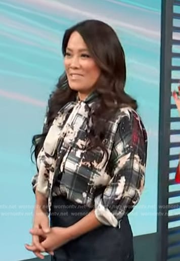Sandra Lee’s printed tie neck blosue on Access Hollywood