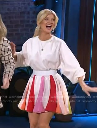 Arden Myrin’s colorblock pleated dress on The Kelly Clarkson Show