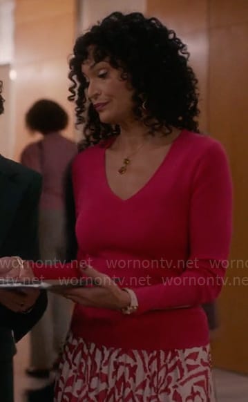 Francey’s pink printed skirt and pendant necklace on So Help Me Todd