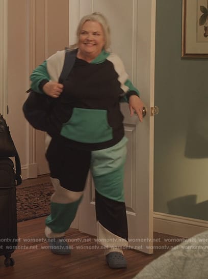 Gloria’s colorblock jacket and sweatpants on Girls5eva