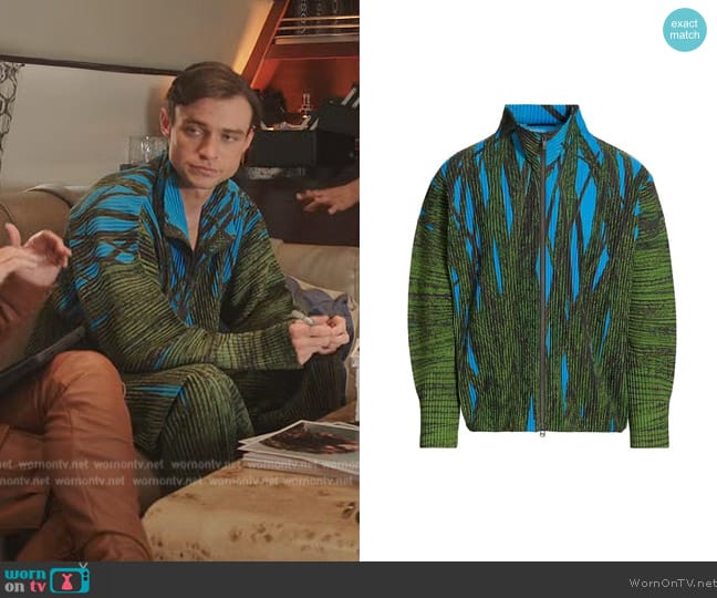 Homme Plisse Issey Miyake Flowers and Vases Grass Field Plisse Jacket worn by (Thomas Doherty) on Girls5eva