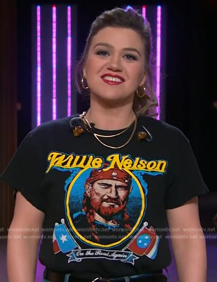 Kelly’s black Willie Nelson graphic tee on The Kelly Clarkson Show