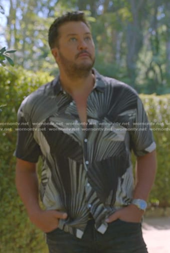 Luke Bryan’s black leaf print shirt on American Idol