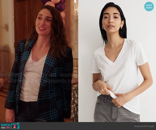 Madewell Whisper Cotton V-Neck T-Shirt in White worn by Dawn Solano (Sara Bareilles) on Girls5eva