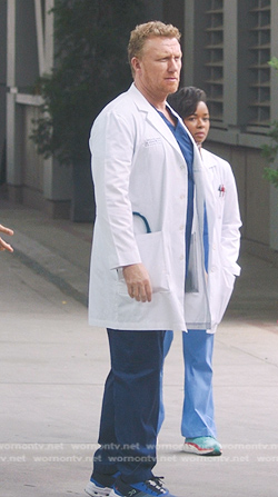 Owen Hunt’s blue sneakers on Greys Anatomy