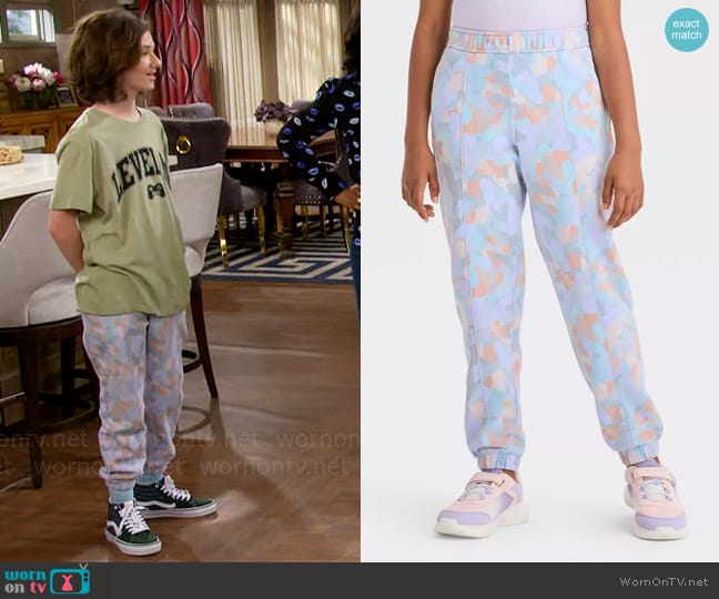 All in Motion Fleece Joggers in Lilac Purple worn by Grover Johnson (Hank Greenspan) on The Neighborhood