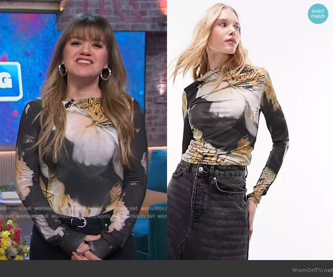 Topshop Large Floral Photographic Microfiber Long Sleeve Top worn by Kelly Clarkson on The Kelly Clarkson Show