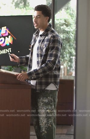 Andre’s green paint splatter pants on Grown-ish