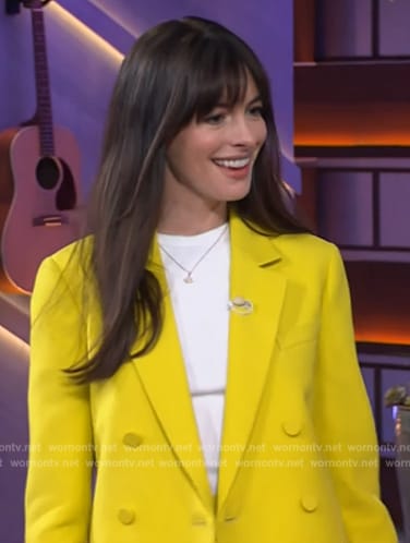Anne Hathaway’s yellow double breasted blazer on The Kelly Clarkson Show