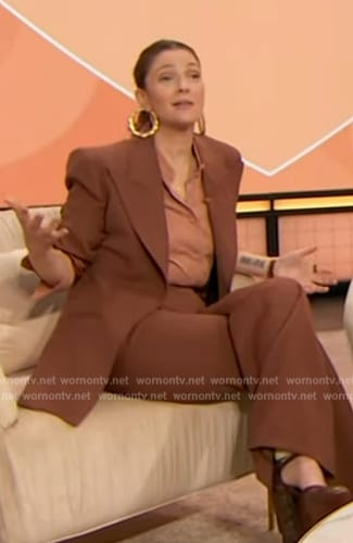Drew’s brown suit and pink blouse on The Drew Barrymore Show