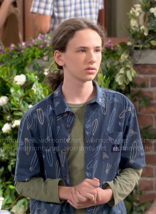 Grover’s navy surfboard print shirt on The Neighborhood
