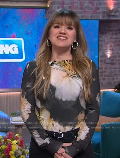 Kelly’s floral print mesh top on The Kelly Clarkson Show