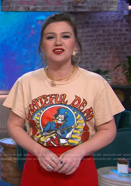 Kelly’s Grateful Dead graphic tee on The Kelly Clarkson Show