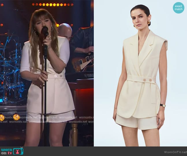 Mayson the Label Sleeveless Belted Blazer worn by Kelly Clarkson on The Kelly Clarkson Show
