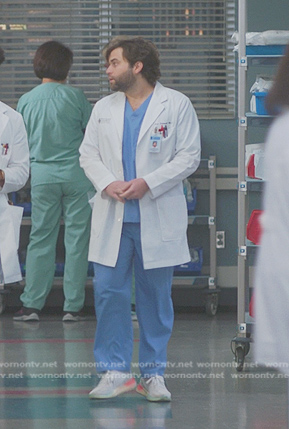 Levi Schmitt’s white sneakaers on Greys Anatomy