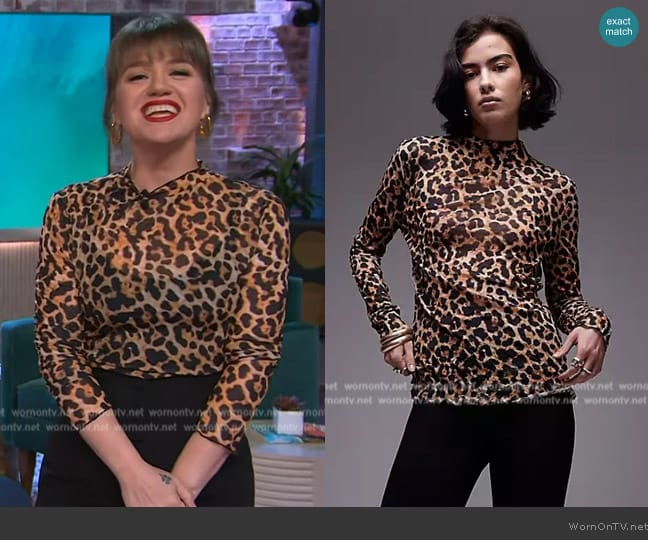 Topshop Leopard crinkle long sleeve top in brown worn by Kelly Clarkson on The Kelly Clarkson Show