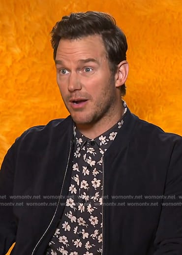 Chris Pratt’s black floral print shirt on E! News
